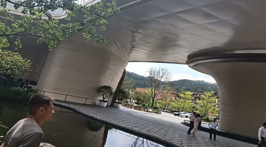 廣汕二路UHPC雙曲面峽谷景墻工程完工落地效果 廣汕二路UHPC雙曲面峽谷景墻工程完工落地效果