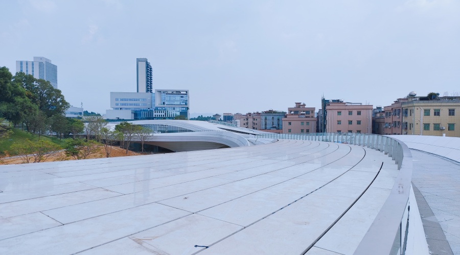 東莞大灣區(qū)大學(xué)GRC幕墻板火熱施工中 東莞大灣區(qū)大學(xué)GRC幕墻板火熱施工中