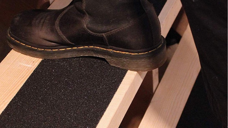 冬天道路那么滑，你還不早點(diǎn)使用防滑膠帶【昆山玉寰】