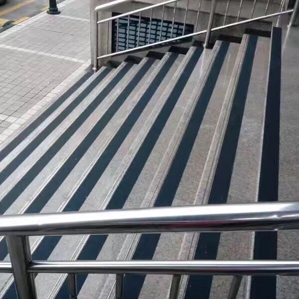 粘貼防滑膠帶：遠離滑倒風險，提升居家安全守護