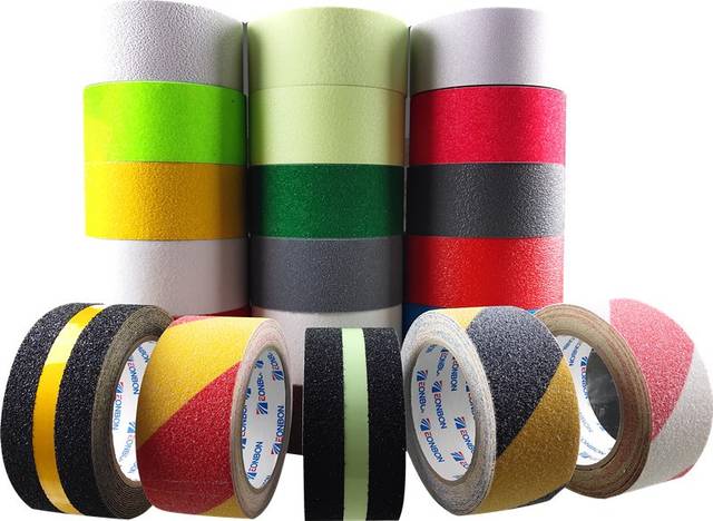 粘貼防滑膠帶：遠離滑倒風險，提升居家安全守護