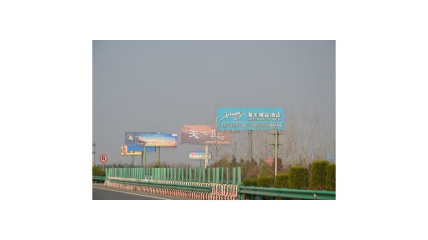 高速公路上的標(biāo)識牌要用幾級反光膜？反光系數(shù)超標(biāo)準(zhǔn)200%【昆山玉寰】